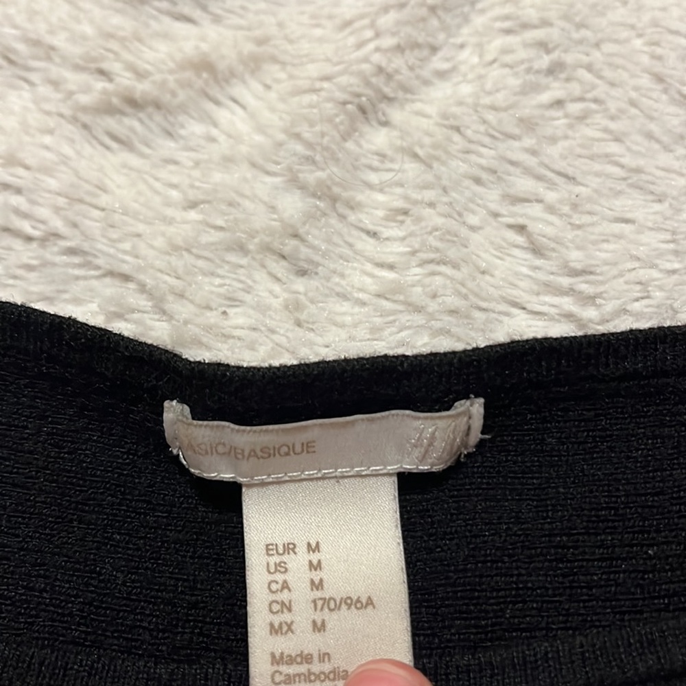 H&M basic black sweater - Picture 4 of 4